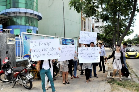 Nhân viên SFone tại Đà Nẵng tố công ty bỏ rơi người lao động (Ảnh: Công Bính)