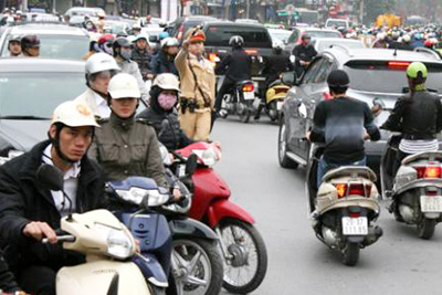 CSGT sẽ không phạt người đi xe máy đội mũ bảo hiểm thời trang từ tháng tới như dự kiến.