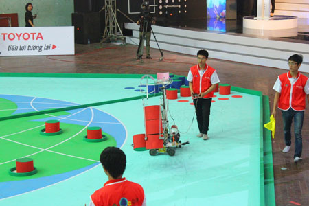 98 đội tranh tài vòng loại Cuộc thi sáng tạo Robocon VN 2013