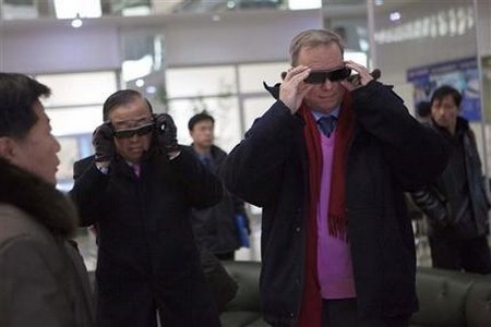 Schmidt đang đeo thử kính 3D do Triều Tiên phát triển