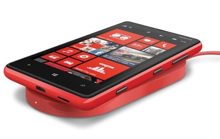 Một chiếc Lumia 820 đang sạc không dây trên đệm nằm