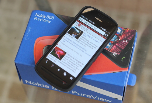 Nokia 808 PureView đầu tiên về Việt Nam có giá 14 triệu đồng. Ảnh: Tuấn Anh.