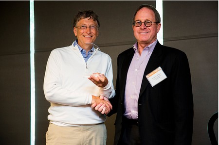 Bill Gates đang trao giải nhất cho đội tuyển đến từ Học viện công nghệ California