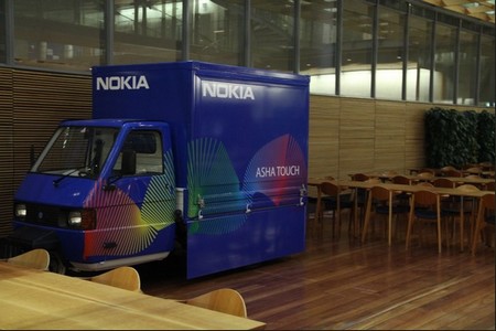 Một chiếc xe tải dán hình quảng cáo của Nokia bên trong tòa nhà