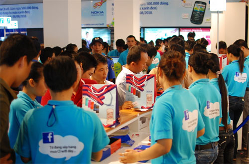 Khách hàng Việt chen nhau mua Nokia C3 Wi-Fi