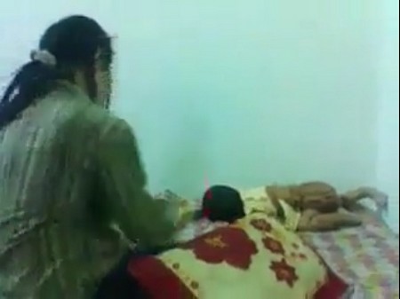 Người phụ nữ dã man liên tập đánh đập đứa trẻ không thương tiếc (Ảnh chụp từ clip)